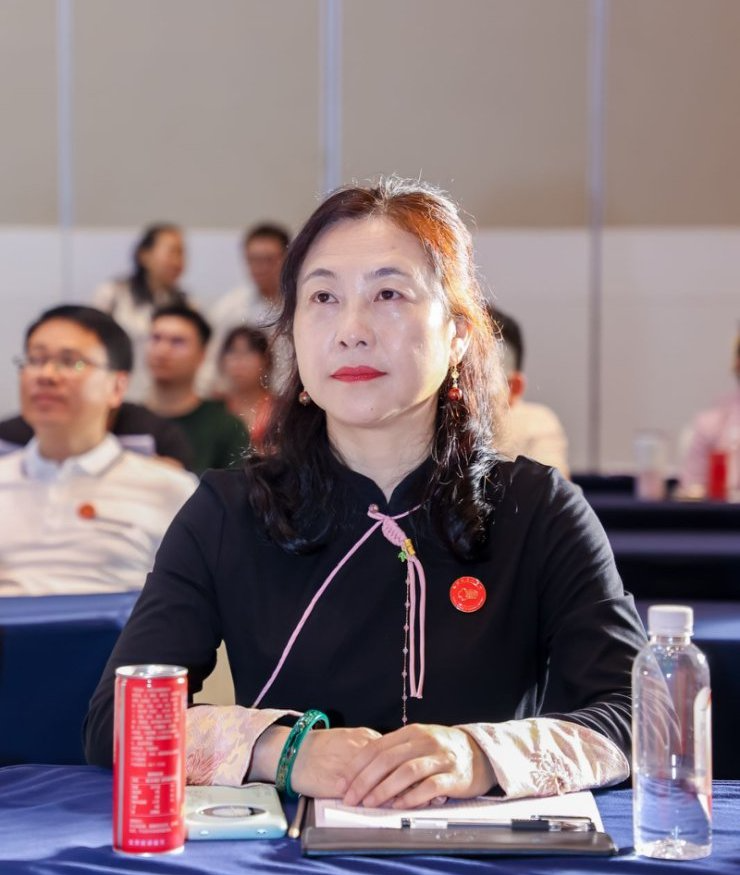 邓灵红--常务副会长